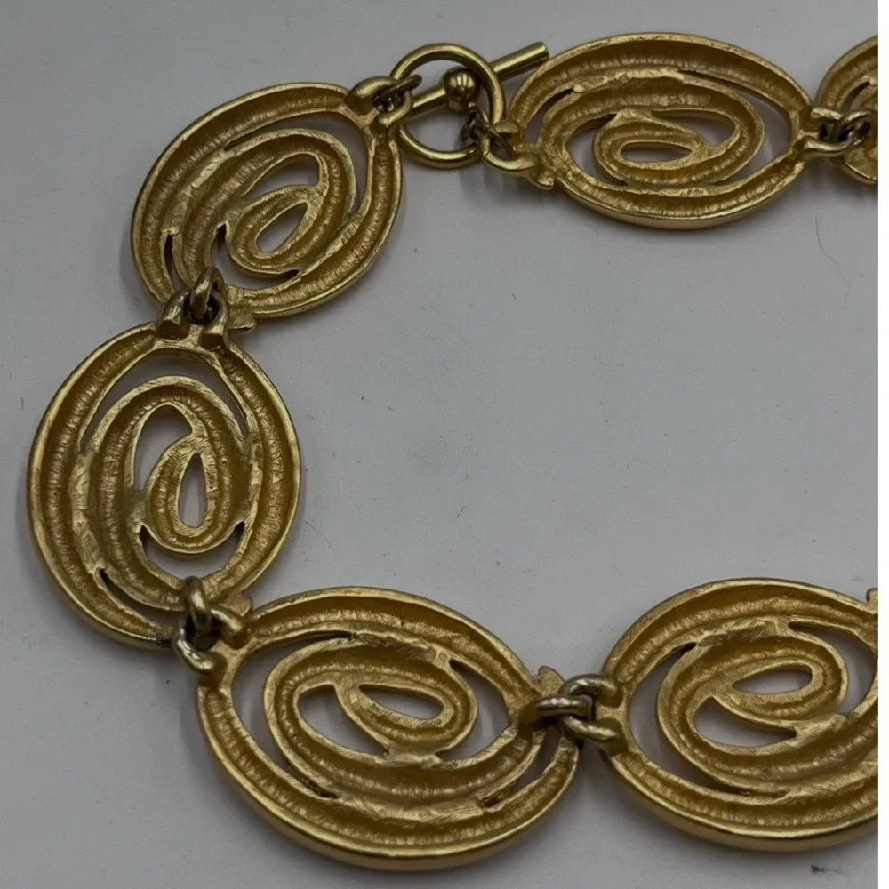 Vintage Modernist‎ Matte Gold Tone Satin Finish Swirl Link Toggle Necklace